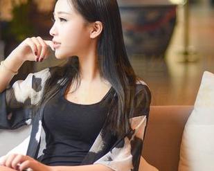 QingDouKe青豆客 – 黑丝诱惑！潇同学私拍图集，光影间的微妙挑逗
