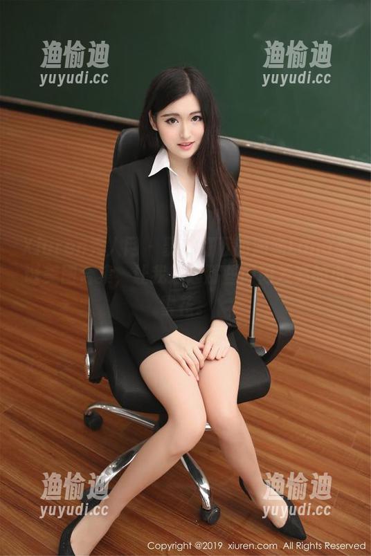 Xiuren秀人网-涵涵Luna Xiuren秀人网 - 聚光灯下的涵涵Luna圣诞美图合集,让我想起那些闪闪发亮的小雪花。