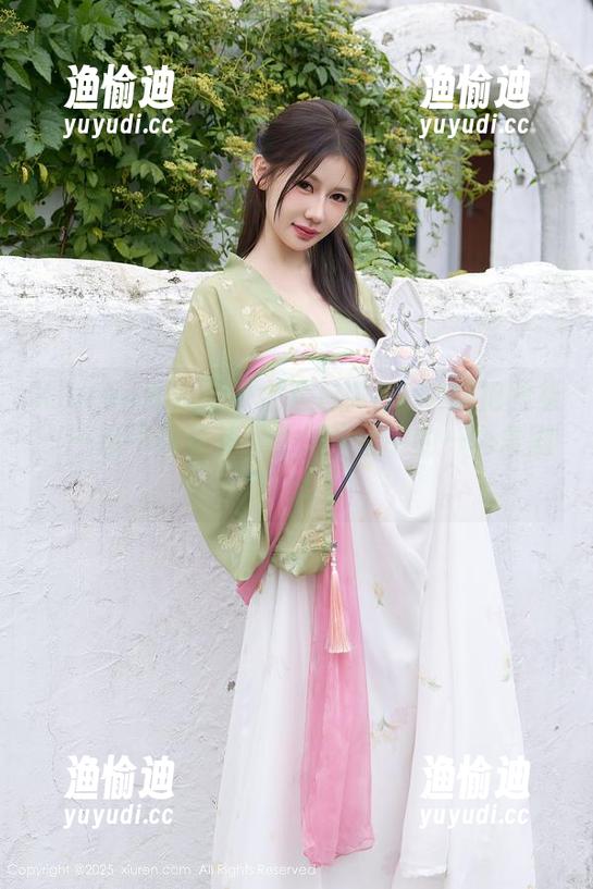 Xiuren秀人网-白微Sera Xiuren秀人网 - 全套白微Sera旗袍图集——这不仅是美,更是生活中的一场喜剧!