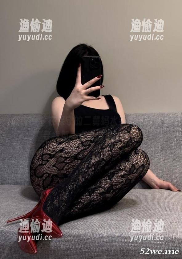 保守的二舅妈 微密圈 - 在保守的二舅妈水手服私拍中,寻找那一点点调皮的心跳