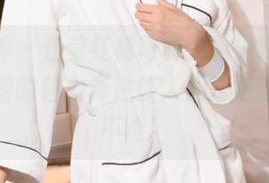 克拉女神 – 佳莹红裙写真，看得我手心冒汗，原图的魅力真是让人无法抵挡，欲罢不能！