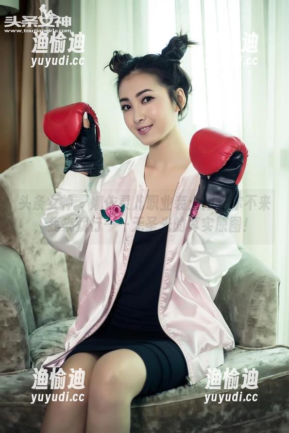 头条女神-娜依灵儿 头条女神 - 娜依灵儿职业装:阳光你不来,我来就行——无圣光的真实原图!