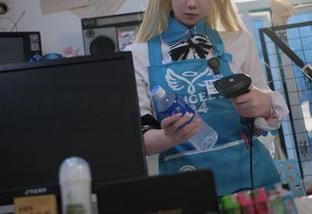 小和甜酒的美腿图集更新了：光影交错间的飘逸腿部！