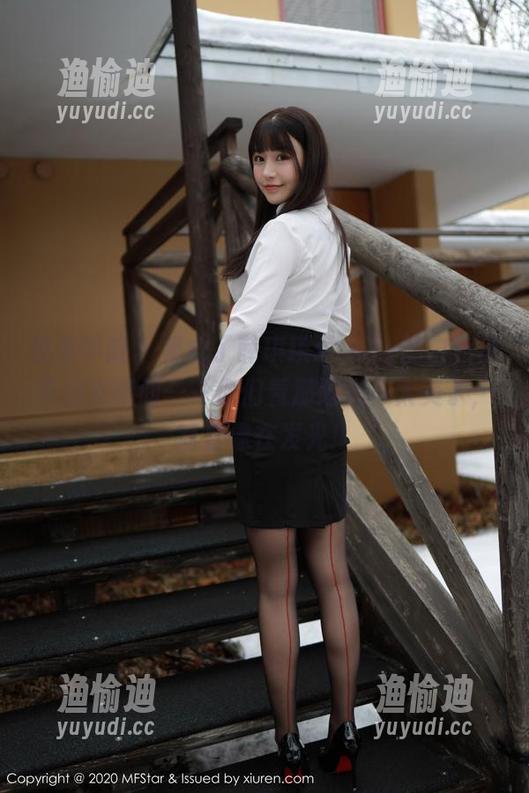 模范学院-薛琪琪sandy 模范学院 - 集合了薛琪琪sandy的白色吊带俏皮瞬间——你们看那阳光,太美了,简直像在发光!