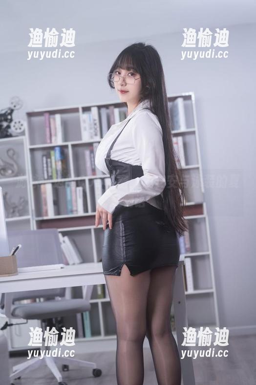 浅安安 游泳池边的COS秘密:浅安安与泳装的夏季物语