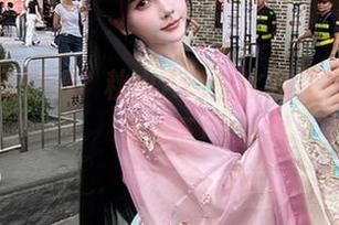 谁的秋天更热？秋山AkI的比基尼福利，一起见证！