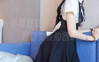 袜啵啵 – 小甜豆在深灰丝中游走，别错过这份免费的图册