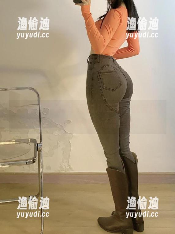 陈佩奇 微密圈 - 翻阅陈佩奇的JK图包,恍若进入一场光影与欲望的迷离作品。