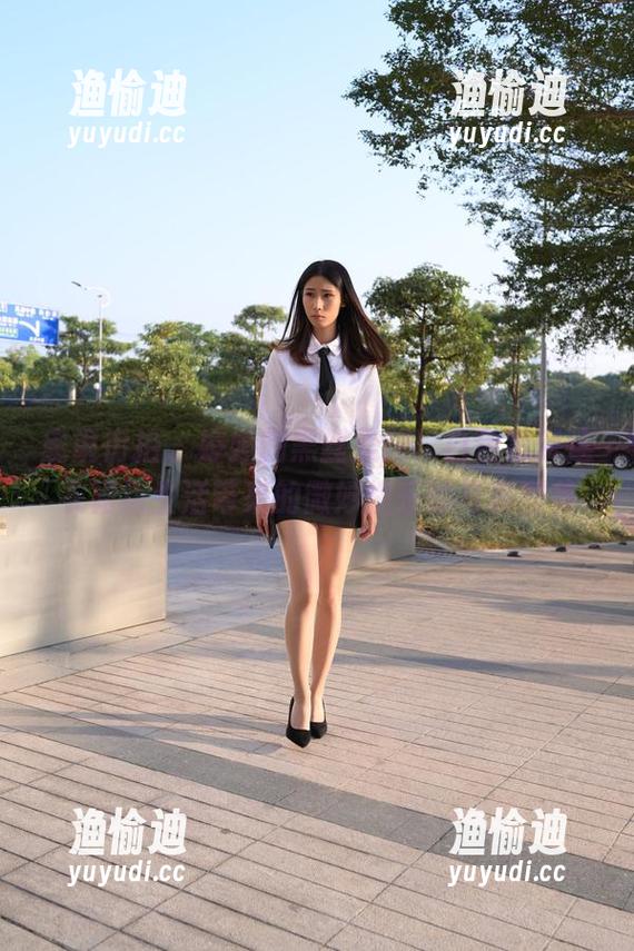 魔镜街拍-婷婷 魔镜街拍 - 婷婷的黑丝美腿,白色吊带连衣裙给生活带来的微妙快乐的写真图集