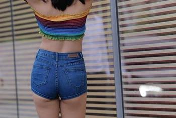 魔镜街拍 – 触感赛高！婷婷的薄丝OL装，看看这休闲包臀灰裙的原图美！