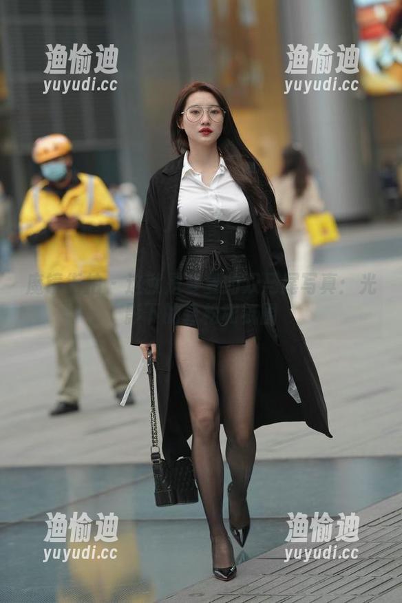 魔镜街拍-曼曼 魔镜街拍 - 这就是曼曼的双马尾写真:光影下的轻松和氛围