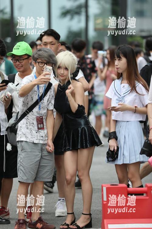 魔镜街拍-萌宝儿 魔镜街拍 - 萌宝儿私拍:透过哈哈镜看包臀裙肉丝,商业广场的欢乐时刻!