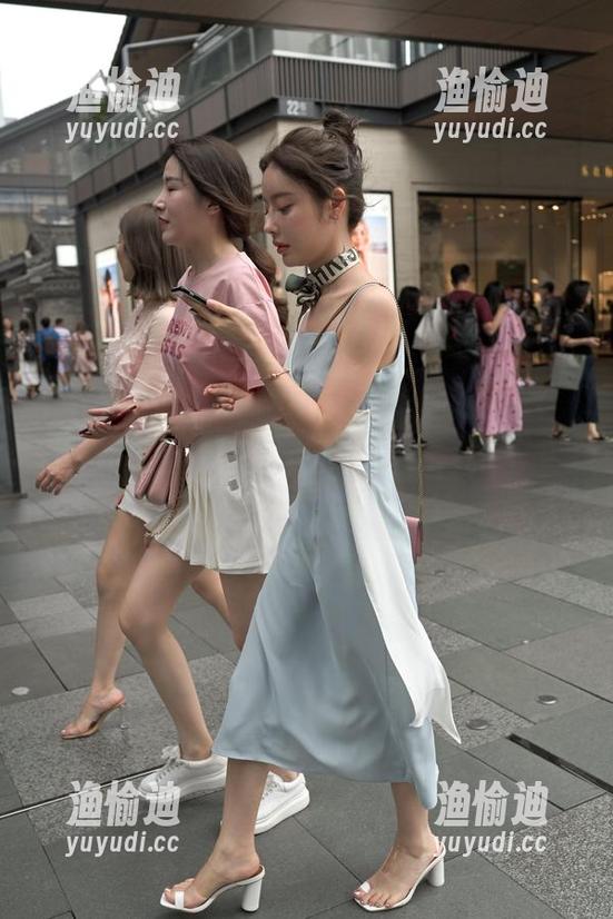 魔镜街拍内幕：制服包臀裙小姐姐1户外，私拍原图，看完我都觉得自己要去找个裙子！