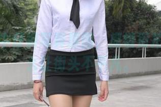 小背心牛仔裤写真原图，魔镜街拍教你怎么让街头不平凡。